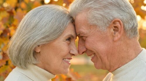 scopri il trucco poco noto che aiuta le coppie senior a far riscoprire la passione e a ravvivare la loro relazione con amore e intimità.